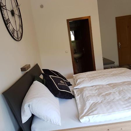 Hotelzimmer Im Alten Reihenhaus Auf Der Stadtmauer Bacharach Buitenkant foto