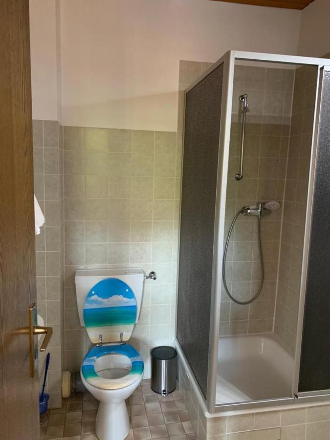 Hotelzimmer Im Alten Reihenhaus Auf Der Stadtmauer Bacharach Buitenkant foto