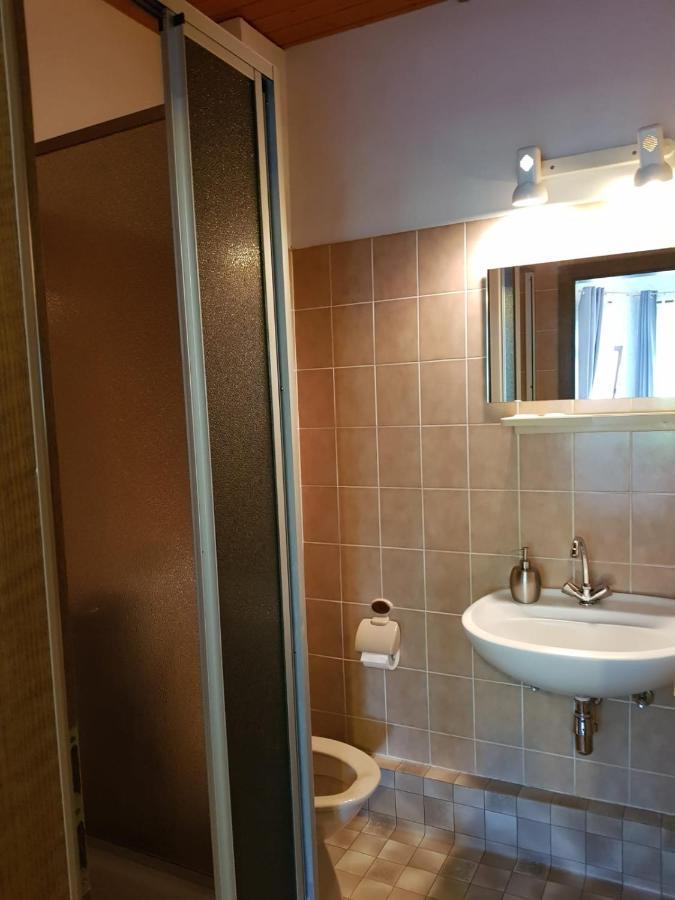 Hotelzimmer Im Alten Reihenhaus Auf Der Stadtmauer Bacharach Buitenkant foto