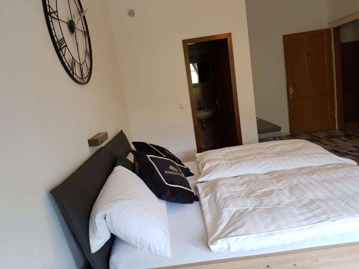 Hotelzimmer Im Alten Reihenhaus Auf Der Stadtmauer Bacharach Buitenkant foto