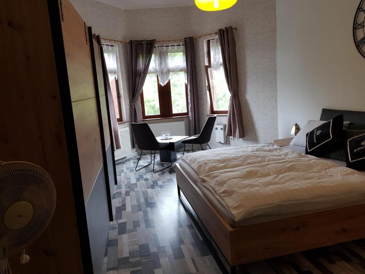 Hotelzimmer Im Alten Reihenhaus Auf Der Stadtmauer Bacharach Buitenkant foto