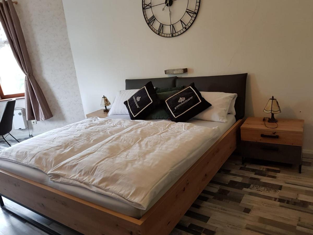 Hotelzimmer Im Alten Reihenhaus Auf Der Stadtmauer Bacharach Buitenkant foto