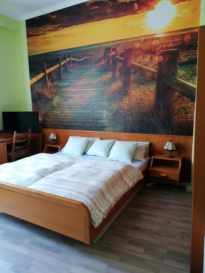 Hotelzimmer Im Alten Reihenhaus Auf Der Stadtmauer Bacharach Buitenkant foto